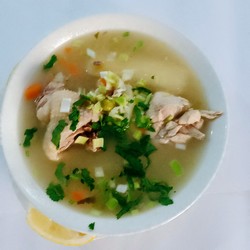 Sabroso caldo de gallina
