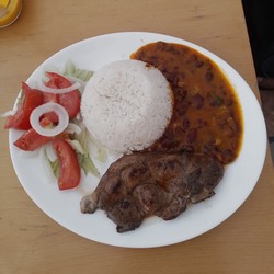 Menestra (Alubias roja) CHULETA de cerdo.