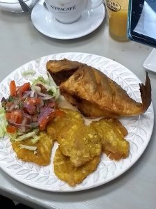 Dorada con patacones.